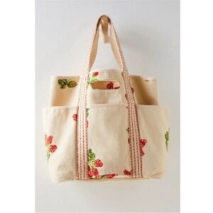 FREE PEOPLE Printed Caravan Tote in Strawberry